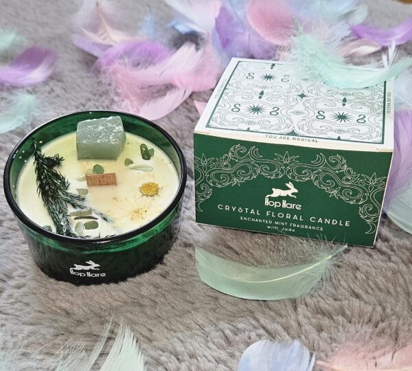 Bougie Le Magicien Mist of Alba avec cristal de jade et fleurs séchées – rituel de créativité et pouvoir personnel.