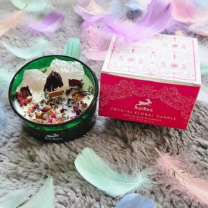 Bougie Les Amoureux Mist of Alba avec quartz rose et fleurs de rose – rituel d’amour et d’harmonie.