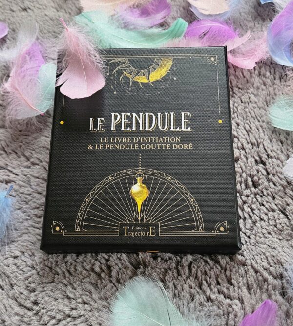 Coffret Le Pendule Mist of Alba vu de face, avec le livre de 112 pages et le design du coffret illustré.